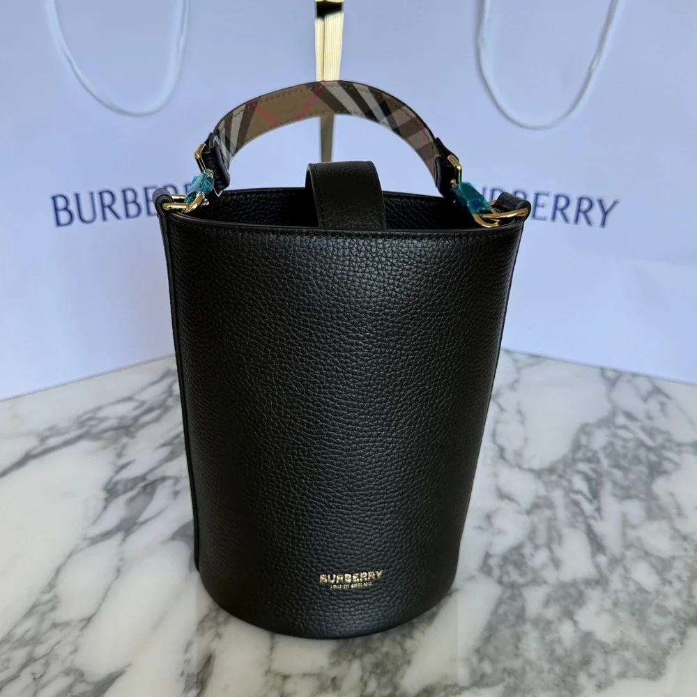Burberry SM Bucket Bag‎ Black Pebbled Leather Interior Vintage Check 8084035